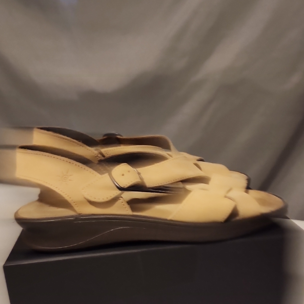Clarks Women's Tan Cross-Strap Sandals - Picture 7 of 9